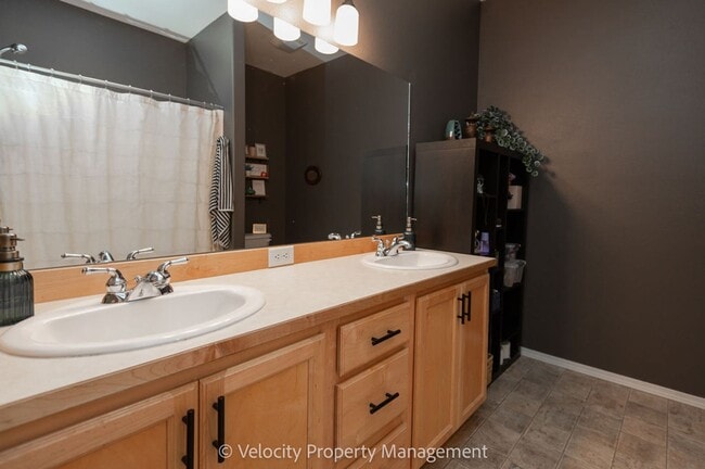 Building Photo - Single Level SW Redmond Home!