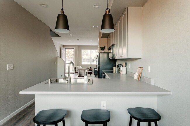 Building Photo - Gorgeous Townhome near Edgewater!