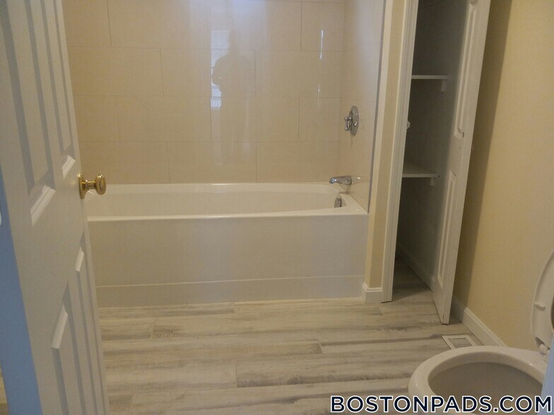 Building Photo - 207 Harvard St