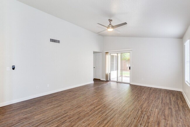 Building Photo - Pecos Ranch Beauty!