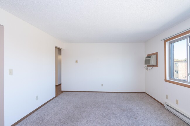 Fargo, ND Hartford Apartments | 11A | Living - Hartford