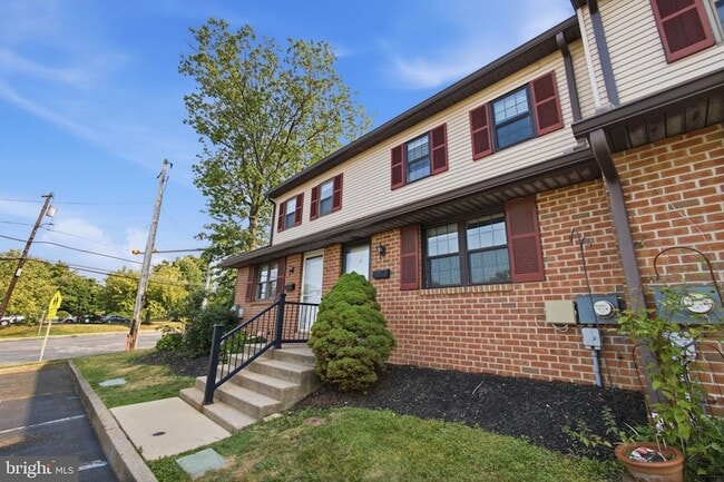 Building Photo - 1006 N York Rd