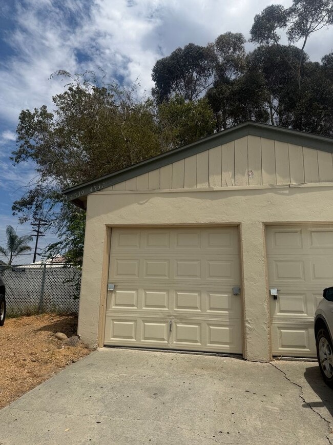 Building Photo - 2 Bedroom 1 Bath Duplex for Rent