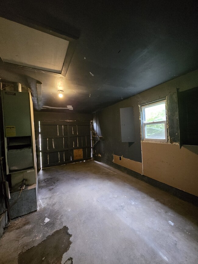 Building Photo - 1040 N Volutsia