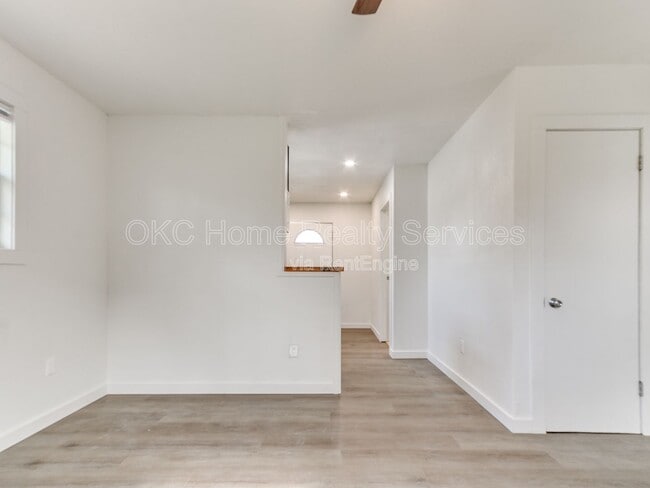 Building Photo - 1812 W Noble Ave