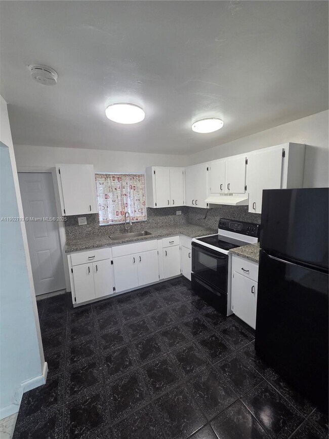 Building Photo - 10725 NW 8th Ave