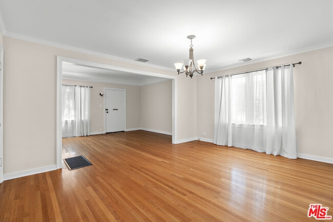 Building Photo - 830 N Orange Dr