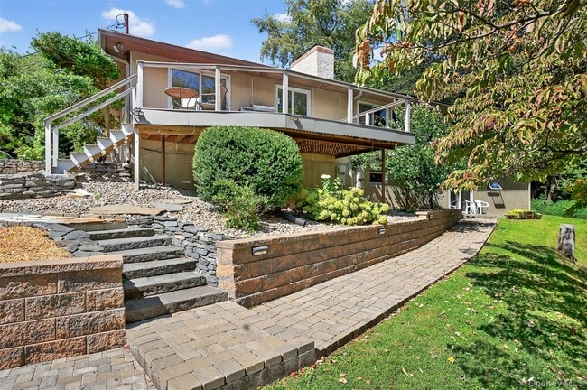 Primary Photo - 3 Hudson Bluff Cir