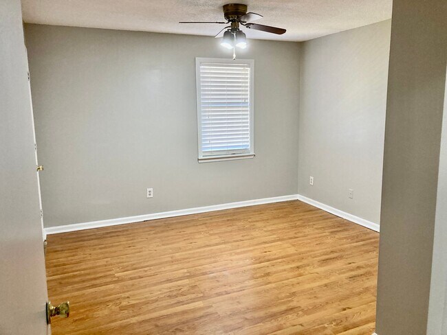 Building Photo - Columbia County Townhome