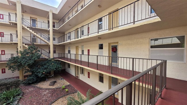 Building Photo - 2801 Somerset Dr