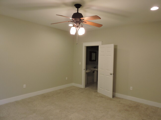 Building Photo - 124 Fairway Dr
