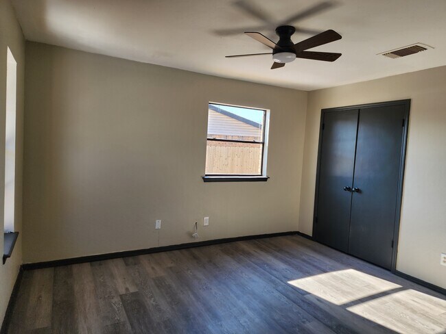 Building Photo - 1109 S Bouziden Dr