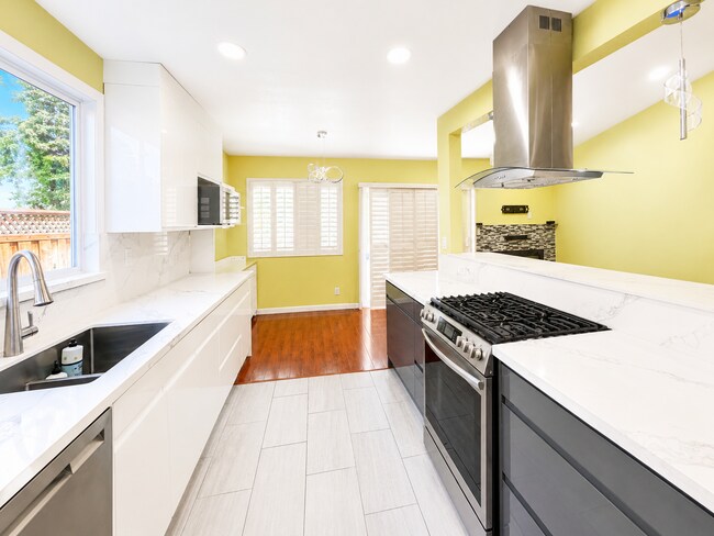 Building Photo - Welcome to this stunning 4 bedroom  bathroom home located in Fremont