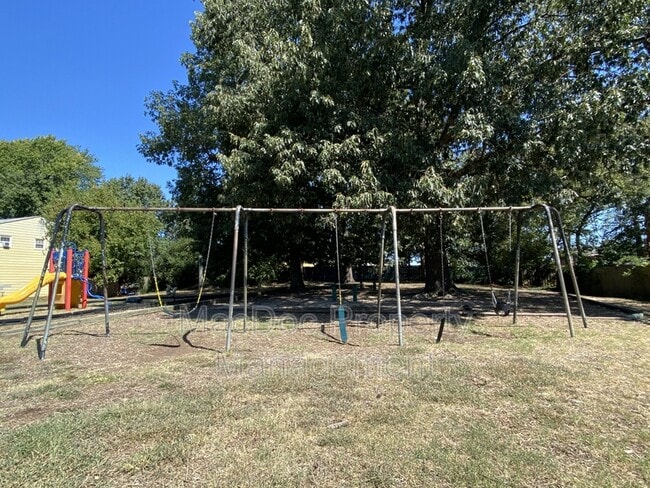 Building Photo - 813 Sledgehammer Dr