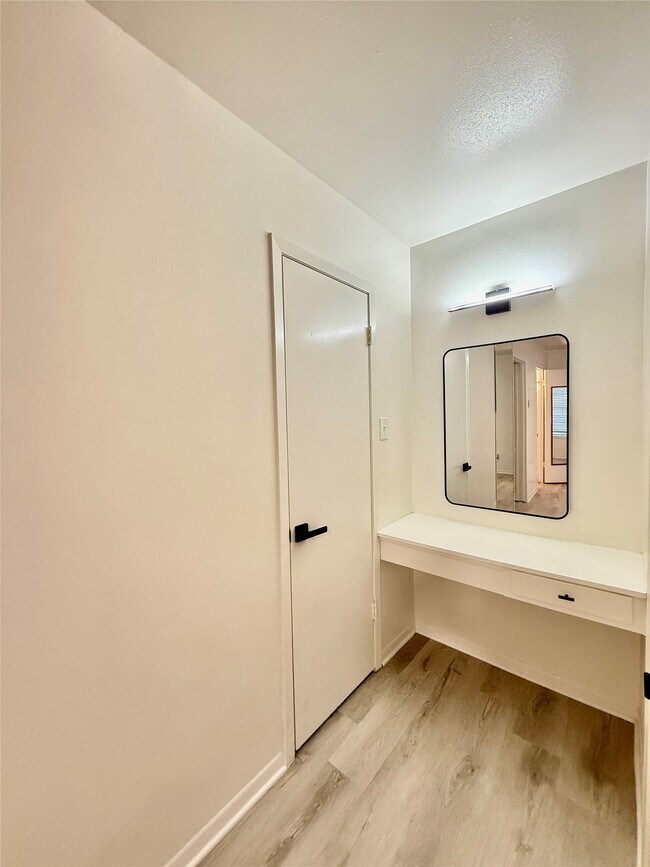 Building Photo - 6401 Skyline Dr