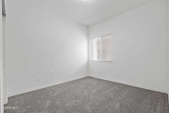 Building Photo - 1041 Summer Lake St