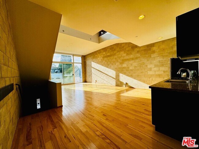 Building Photo - 717 Highland Ave