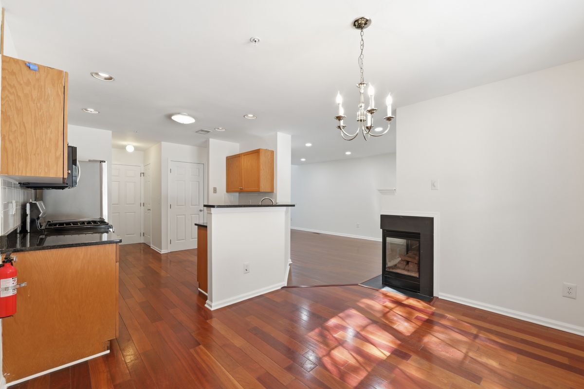 Building Photo - 402 Dalton Ct