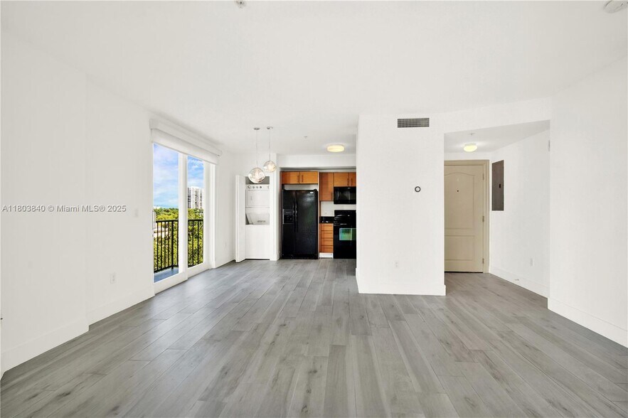 Building Photo - 2701 SW 3rd Ave