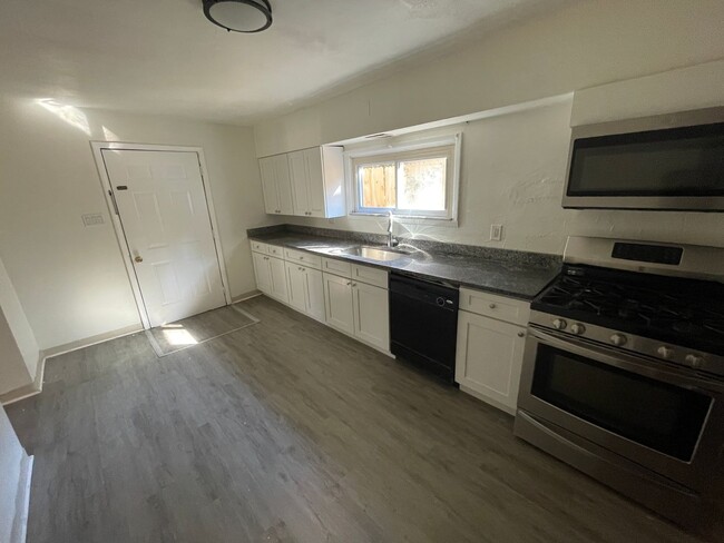 Building Photo - Spacious 2 bedroom Apartment for rent in M...