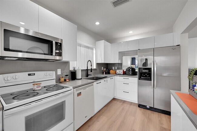 Building Photo - 2351 NW 37th Ave