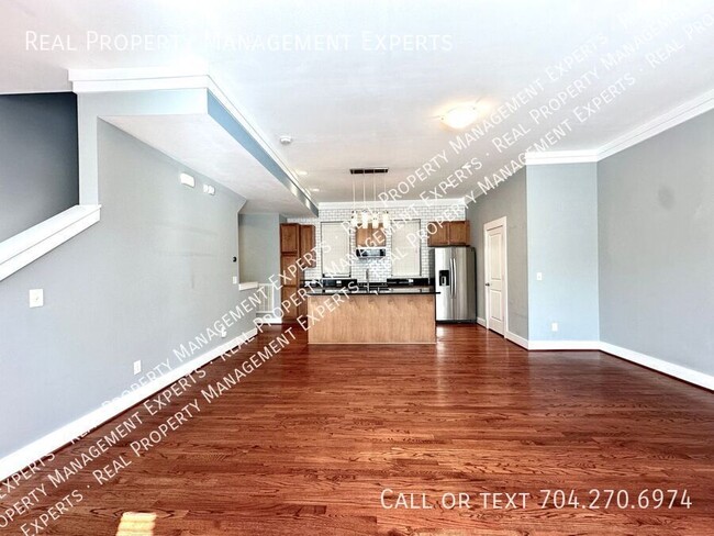 Building Photo - Charming 2BR/2.5BA Townhouse in Charlotte!