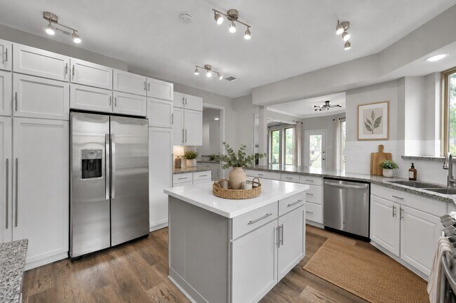 Building Photo - 13527 Summer Hill Dr