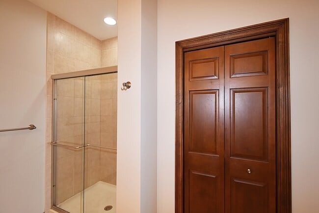 Building Photo - 160 S River St