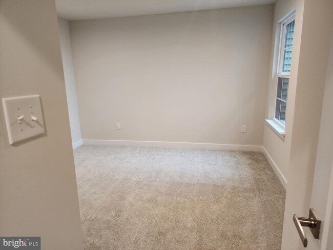 Building Photo - 321 E Cochran St