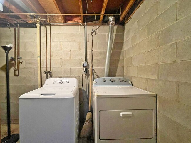 Building Photo - Spacious End-Unit Townhome with Fireplace, Family Room, 2-car Garage, Community Pool & Playground...