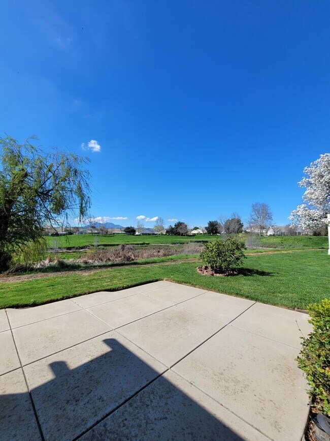 Building Photo - Stunning 2-Bed, 2.5-Bath Entertainer's Gem in Gated Summerset I