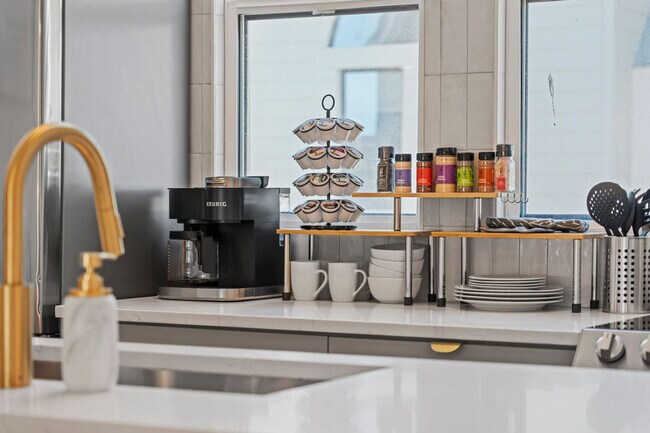 Building Photo - 4637 N 8th Pl