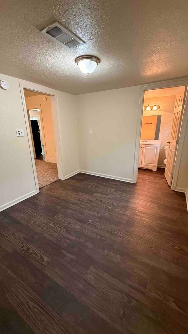 Building Photo - 4 Bedroom/2 Bath Home- Walking distance to...