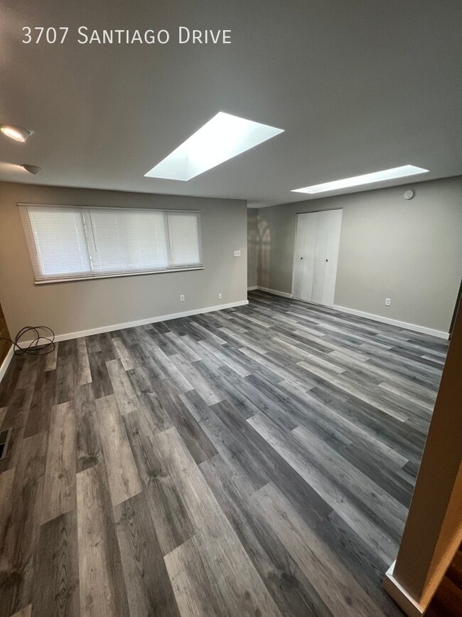 Building Photo - 3707 Santiago Dr