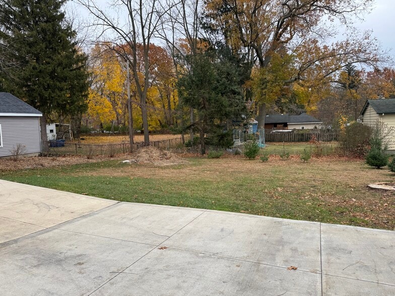 Building Photo - 545 Mentor Ave