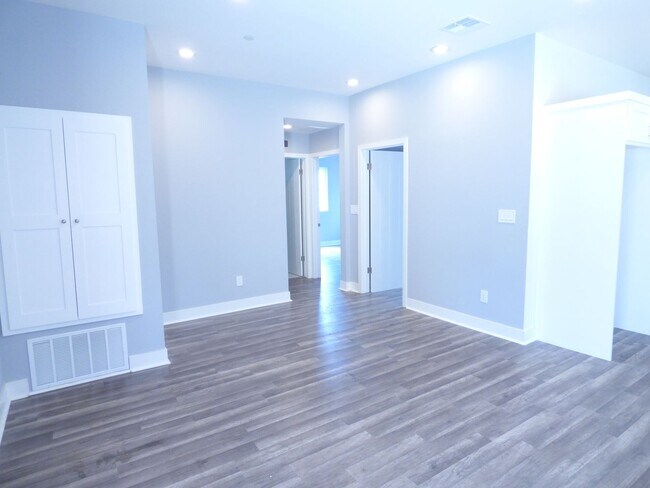 Building Photo - 1923 Holly Dr