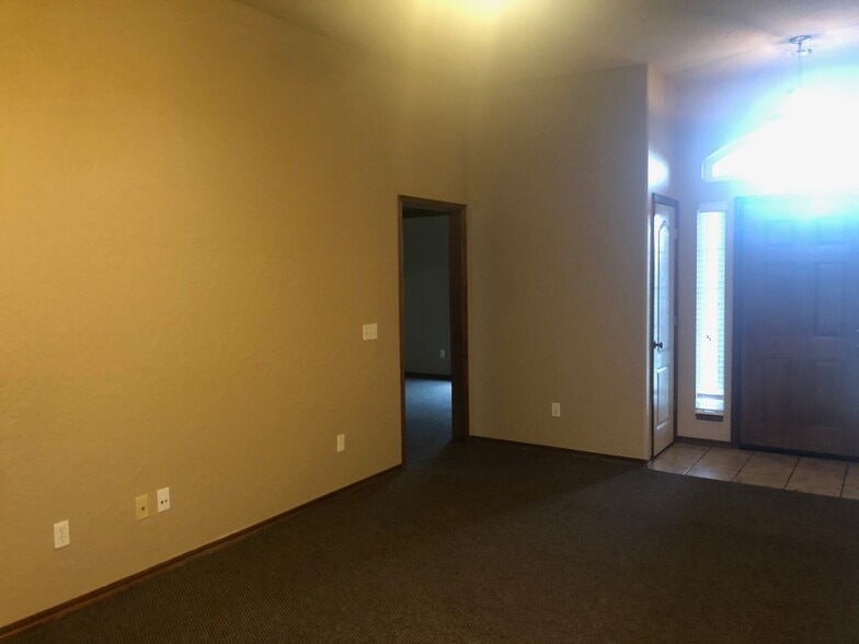 Building Photo - 3604 Kensington Dr