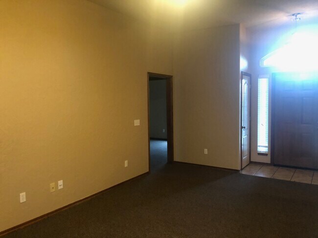 Building Photo - 3604 Kensington Dr