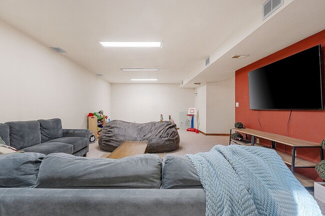 Building Photo - 5 BEDROOM 4.5 BATH PRIVATE BACKYARD