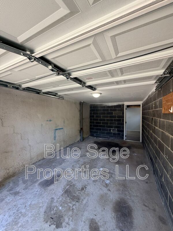 Building Photo - 205 Juniper Rd