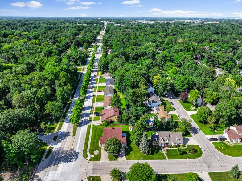 Building Photo - 2596 Parkwood Dr