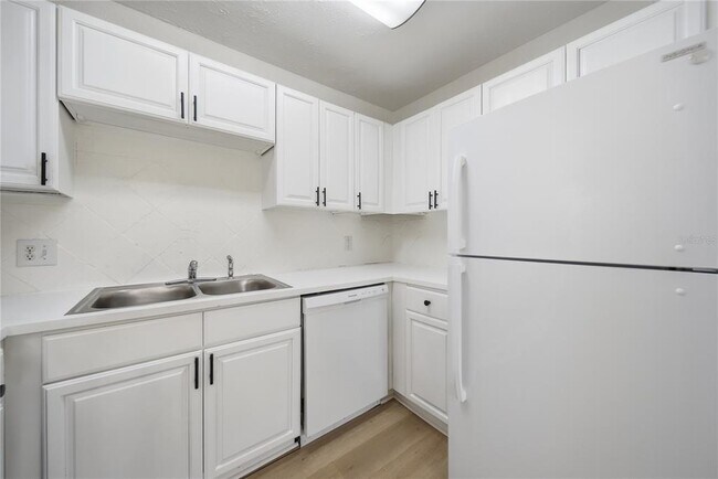 Building Photo - 13690 Orange Sunset Dr