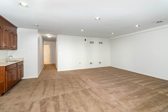 Building Photo - 2039F Raleigh Rd