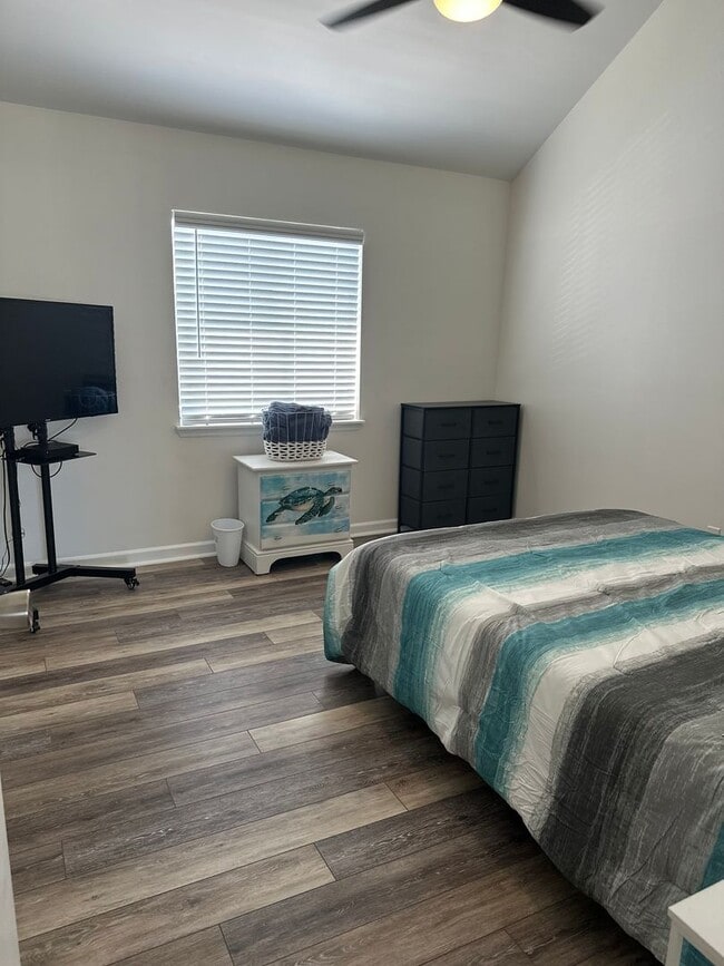 Building Photo - Fully furnished condo minutes from the beach!