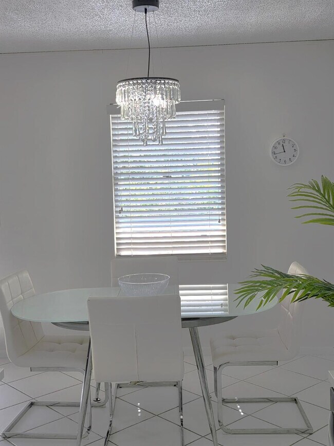 Building Photo - 3028 Harwood D