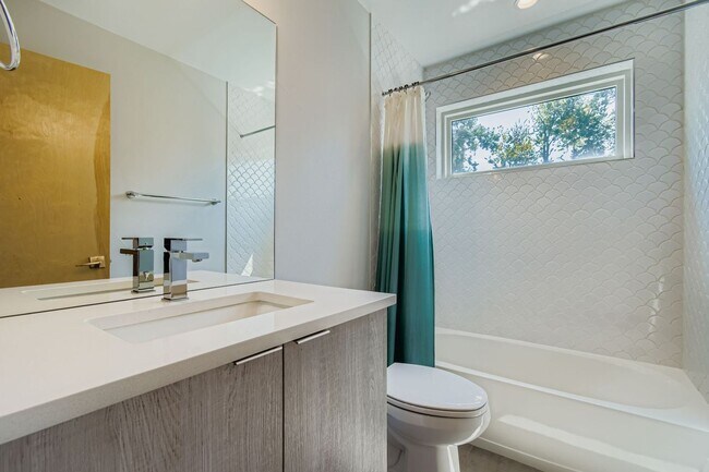 Building Photo - Beautiful, Modern 3 Bed/ 4 bath Home in Curtis Park! FIRST MONTHS RENT FREE!