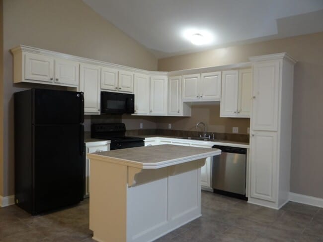 Building Photo - Beautiful Home for Lease in Maple Leaf Sub...