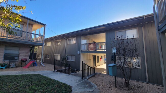 Building Photo - MOVE IN SPECIAL $500 OF THE FIRST MONTH RENT-Spacious 2 bedroom in Balcones Heights