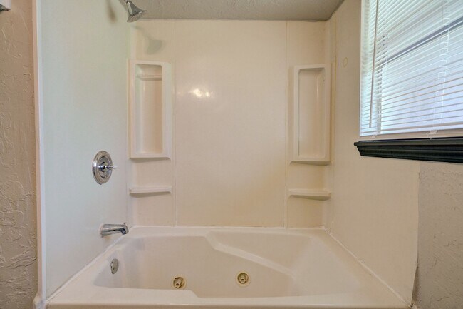 Building Photo - 3 Bed 1.5 Bath Norman