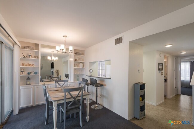 Building Photo - 1135 Parkview Dr